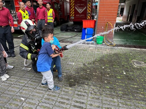 桃消中壢分隊舉辦消防體驗 幼兒園學童滿載而歸