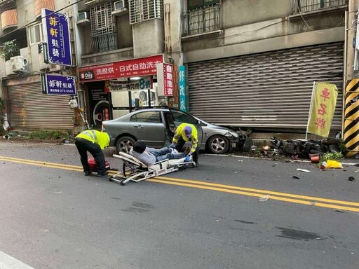 【有片】桃園大豐路自小客失速衝撞 機車與路人遭撞彈飛