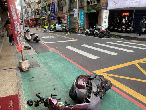 【有片】桃園大豐路自小客失速衝撞 機車與路人遭撞彈飛