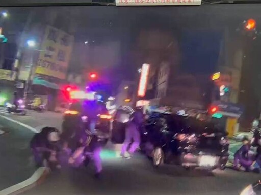 【有片】男子掛假車牌心虛想逃 深夜街頭上演警匪追逐