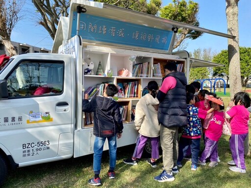 將書香傳入偏鄉角落 桃園在地企業暖心捐行動圖書車