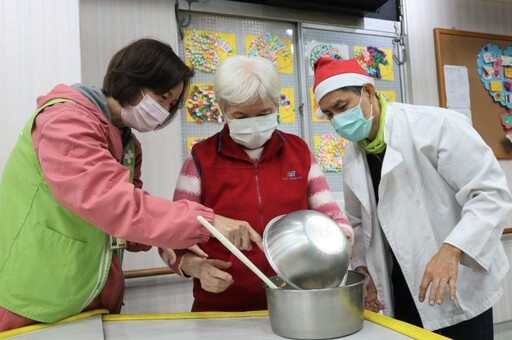 部桃日照中心舉辦烘焙活動 長輩動手做出聖誕回憶