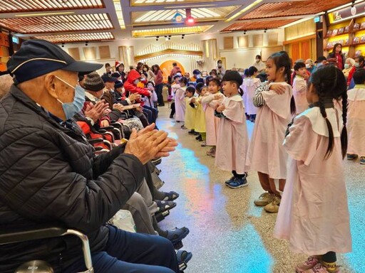 聖保祿醫院攜手德蘭幼兒園送暖報佳音 桃園榮家洋溢溫馨耶誕氣氛