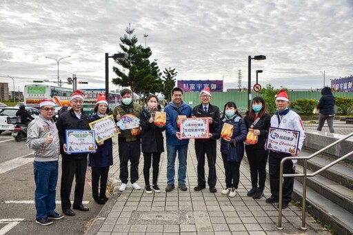 王明鉅送早餐推廣大眾運輸 鼓勵旅客搭機捷減碳