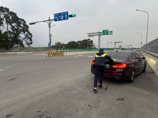 汽車拋錨動彈不得 龍潭警徒手推車解圍