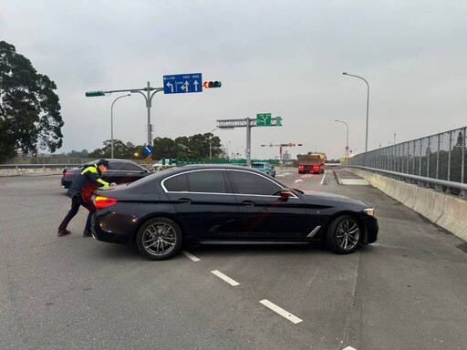 汽車拋錨動彈不得 龍潭警徒手推車解圍