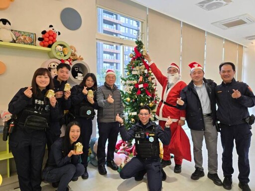 桃園警平安夜獲驚喜 分局長蔡啟仁化身聖誕老人送禮物