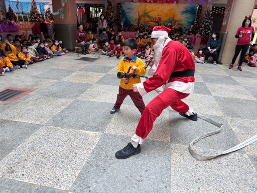 桃消大有分隊前進幼兒園 聖誕老人陪伴幼童學防災