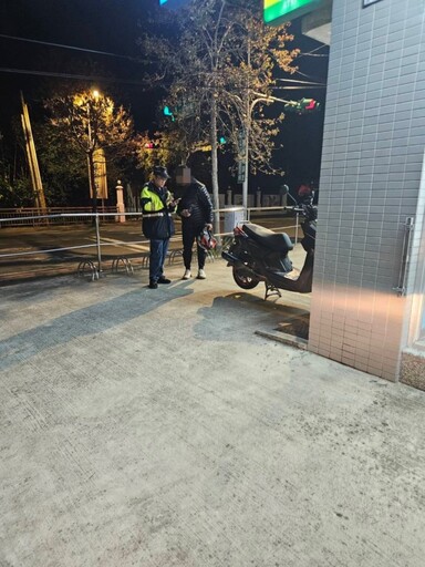 深夜機車爆胎困郊外 大溪警及時伸援解圍