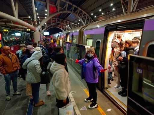 桃捷跨年夜加班車疏運歌迷「桃氣午夜天」與民眾同歡迎新年