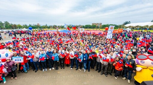 中壢元旦升旗巨幅國旗飄揚 金牌選手與明星球員領唱國歌