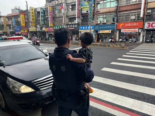 危險！3歲童獨自在馬路上玩耍 平鎮警民及時伸援