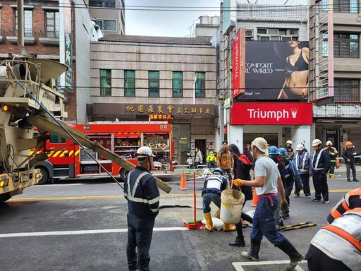 桃園區中正路出現天坑冒煙 上班時間緊急封路釀塞車