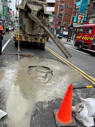 桃園區中正路出現天坑冒煙 上班時間緊急封路釀塞車