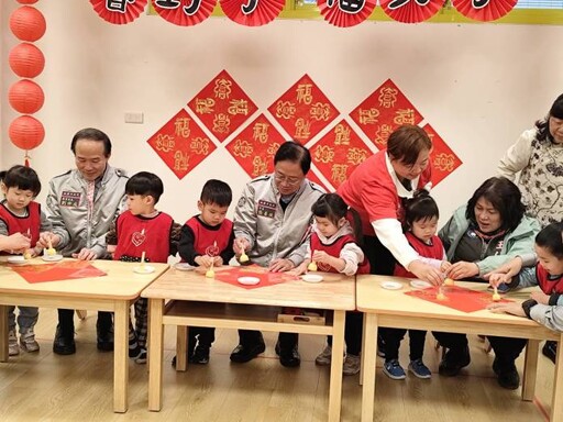 張善政赴中堅非營利幼兒園 與幼童攜手DIY春聯