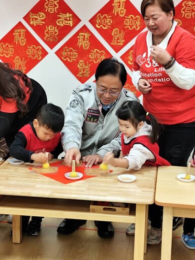 張善政赴中堅非營利幼兒園 與幼童攜手DIY春聯