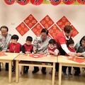 張善政赴中堅非營利幼兒園 與幼童攜手DIY春聯