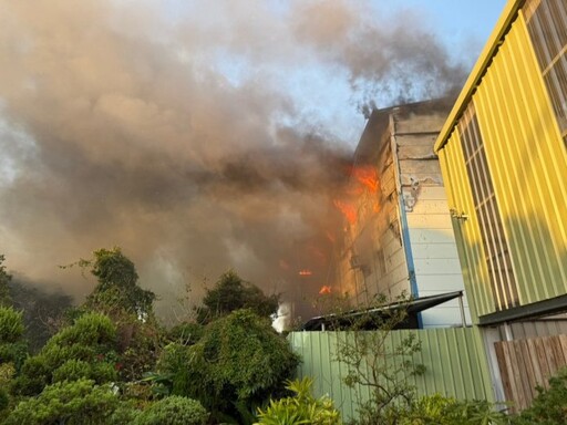 濃煙竄天！桃園移工宿舍惡火 桃消出動72人灌救