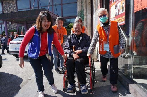 弘道基金會與藥廠合作 陪伴龍潭獨居長輩圍爐迎新年