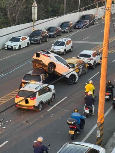 【有片】驚險！中壢5車連環撞 汽車整台被鏟起來