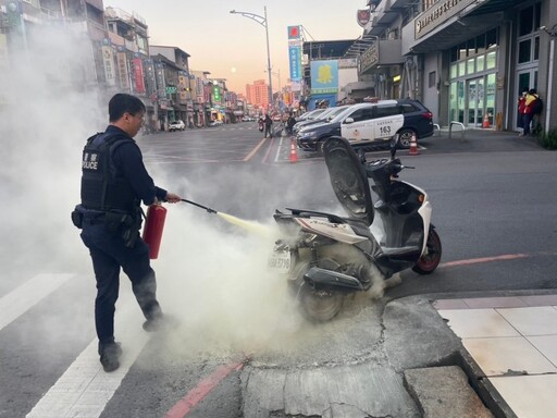 機車騎到一半竟冒煙 龜山警即刻救援