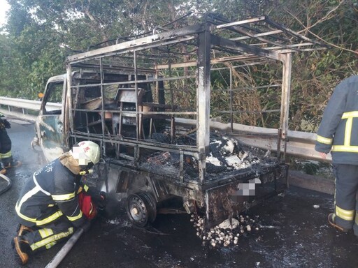 國3大溪路段火燒車！小貨車遭惡火吞噬 整輛燒剩骨架