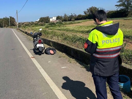 男騎車自摔竟喝酒消愁 醉倒水溝旁讓警超無奈