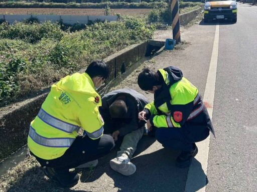 男騎車自摔竟喝酒消愁 醉倒水溝旁讓警超無奈