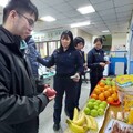 警友辦事處設「行動補給站」送暖支援年貨大街執勤警力