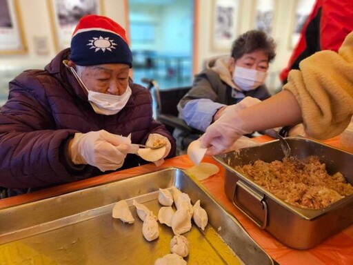 桃園榮家迎金蛇年 包水餃傳遞新春暖意