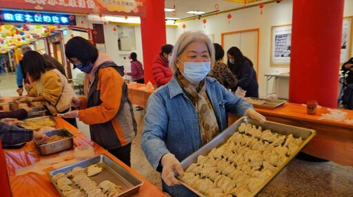 桃園榮家迎金蛇年 包水餃傳遞新春暖意