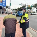 老翁倒人行道 民眾以為發生車禍急向壢警報案