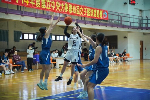 中央大學女籃旗開得勝 開幕式周景揚勉勵運動精神