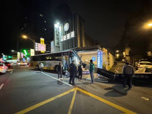 嚇人！公車撞建案接待會館 6機車1人受波及