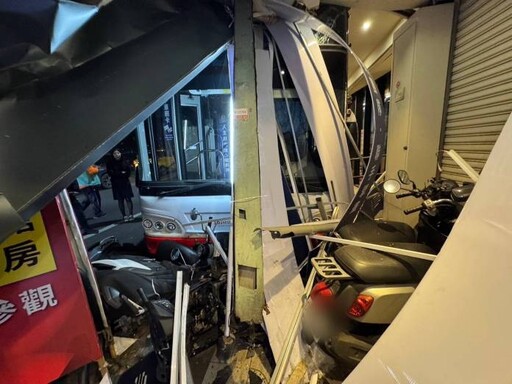 嚇人！公車撞建案接待會館 6機車1人受波及