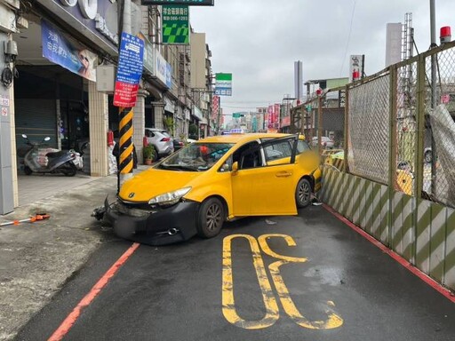 小黃猛撞電線桿 保險桿脫落