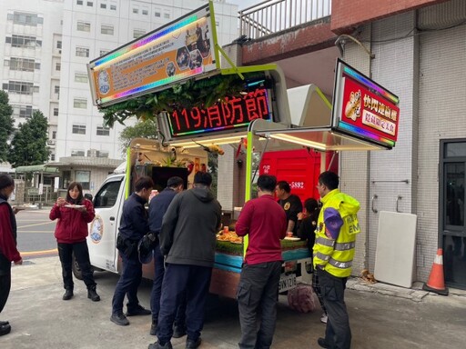 小吃店老闆肯定打火弟兄付出 餐車送美食慰勞內壢消防分隊