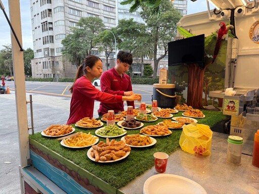 小吃店老闆肯定打火弟兄付出 餐車送美食慰勞內壢消防分隊