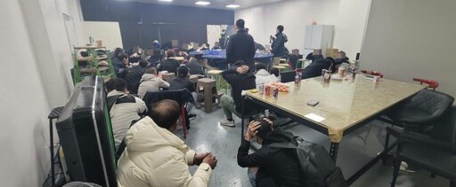 【有片】平鎮民宅藏天九牌賭場 桃警凌晨破門逮70人