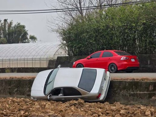 田中到了？汽車側躺田裡 駕駛消失原因曝