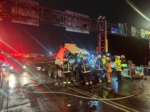 大園交流道入口前曳引車撞前車 駕駛送醫不治