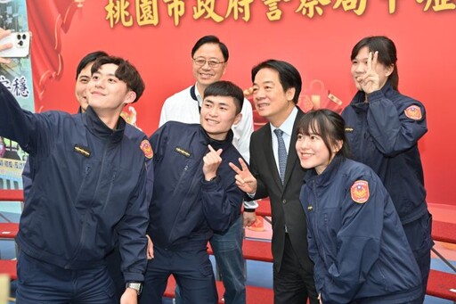 賴清德慰問中壢警頒加菜金 送上春節祝福與員警親切自拍