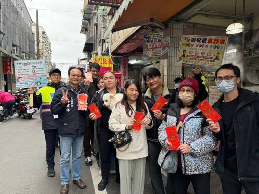 桃警前進年貨大街 發紅包袋傳遞祝福、交安知識