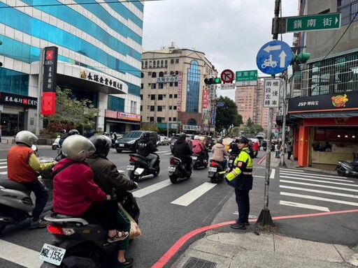 桃警前進年貨大街 發紅包袋傳遞祝福、交安知識