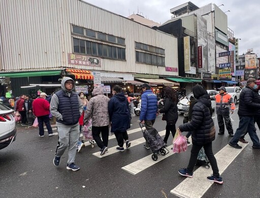 新明市場小年夜湧採買人潮 壢警加強交管維護民眾安全