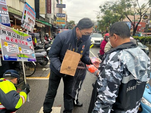 新明市場小年夜湧採買人潮 壢警加強交管維護民眾安全