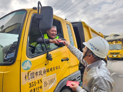 桃園清潔隊加班清運維護市容 蘇俊賓赴欣榮焚化爐發福袋