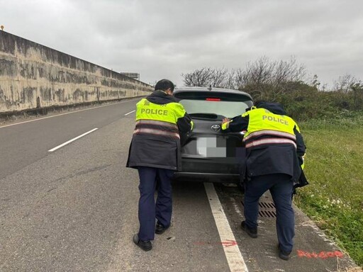 男子大潭海邊釣魚遇車拋錨 觀音警巡邏即時助解圍