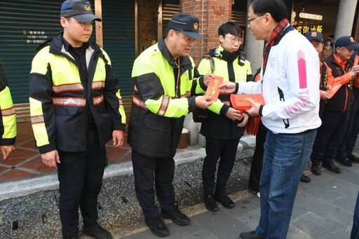 張善政初二大溪參香發福袋 感謝員警春節期間辛勞付出