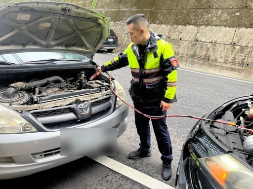 車輛拋錨困山區好無助 大溪警靠這招解圍